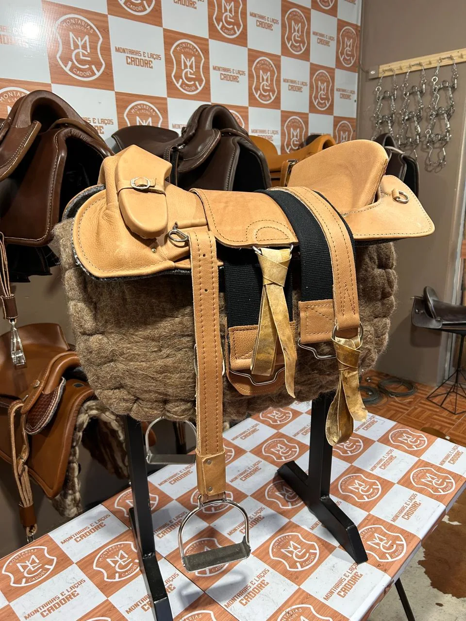 Kit Econômico Couro Natural para cavalo, com sela, loro e estribo