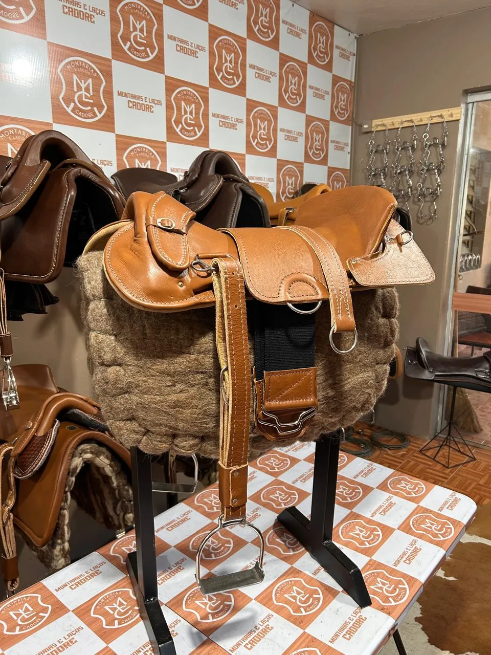 Kit Econômico Caramelo com Detalhe Laço Comprido para cavalo, com sela, loro e estribo