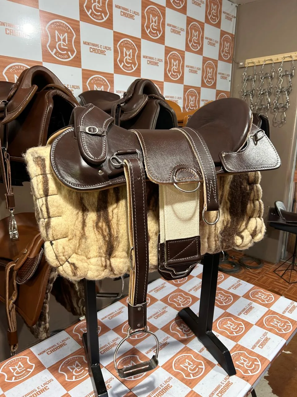 Kit Econômico Marrom Escuro Assento Quadrado para cavalo, com sela, loro e estribo