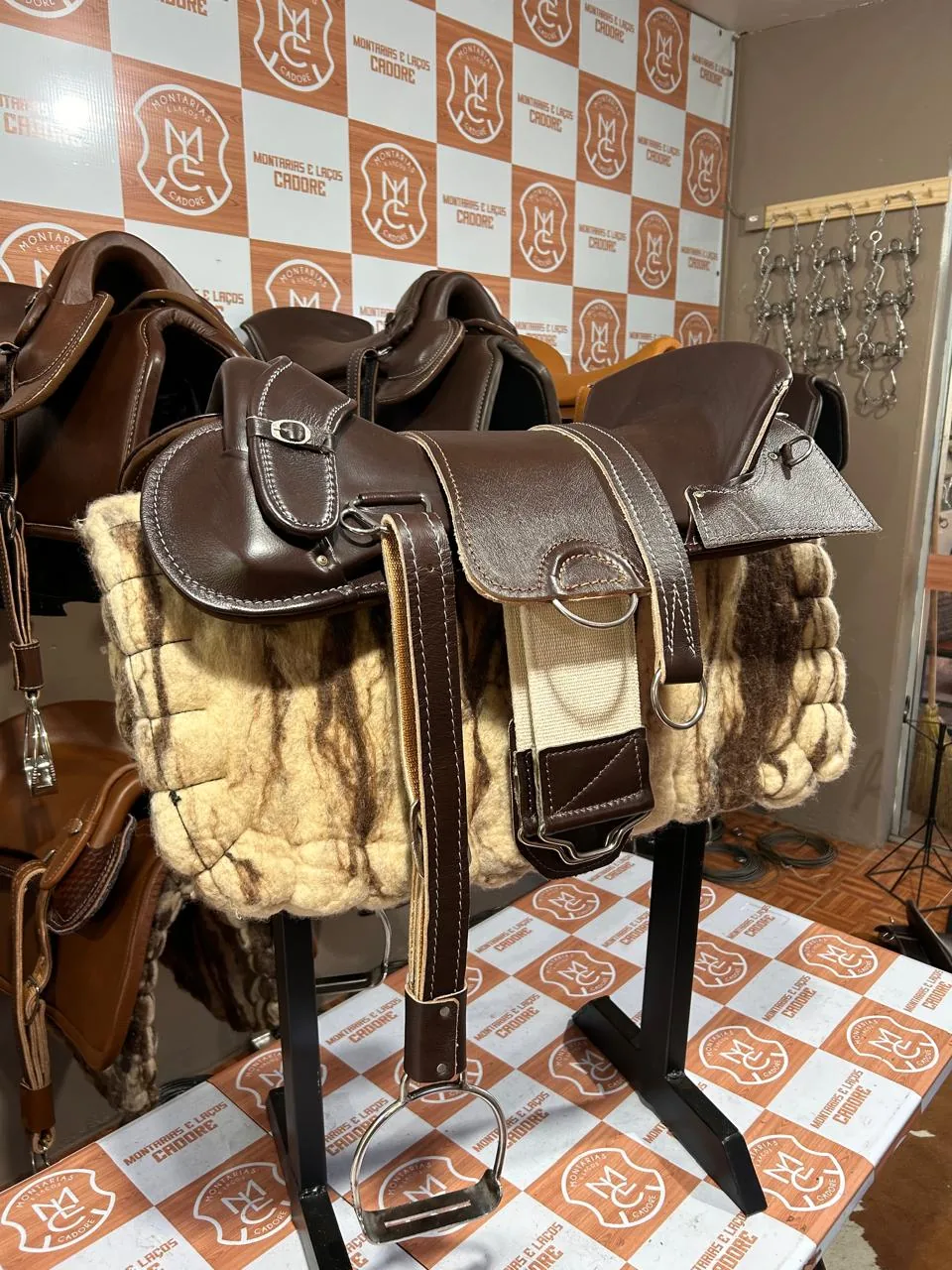 Kit Econômico Marrom Escuro Assento Quadrado para cavalo, com sela, loro e estribo