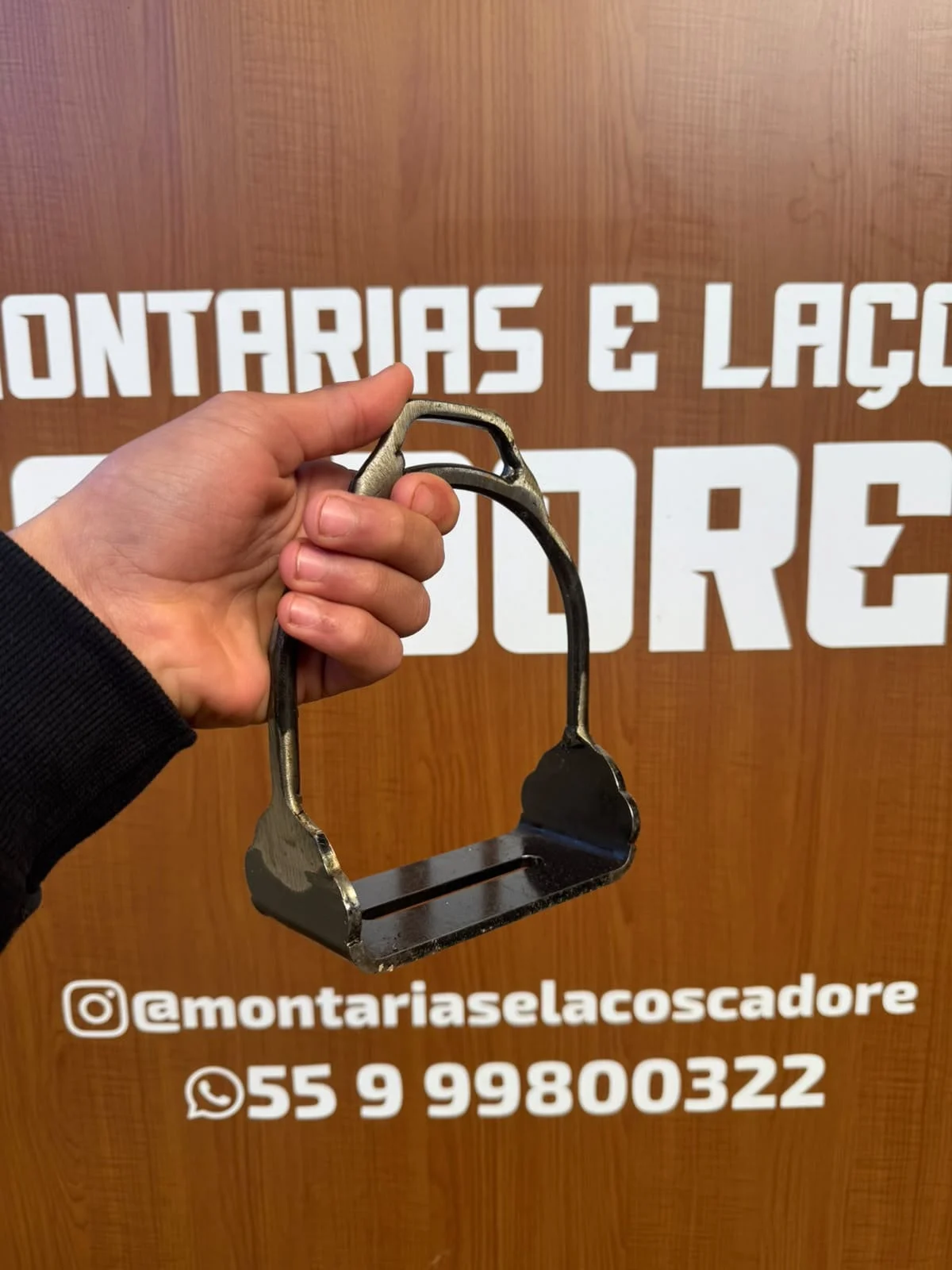 Estribo de ferro de base larga, com arco liso