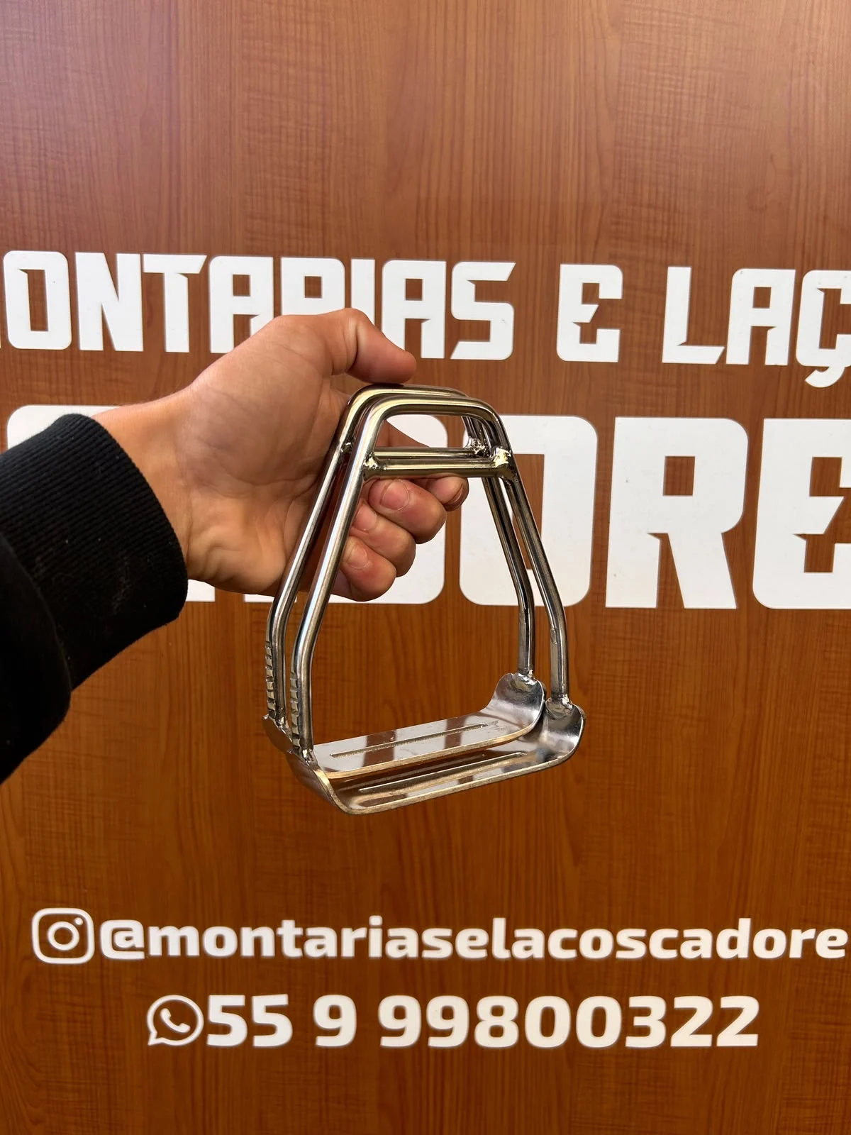 Estribo de inox de base larga, com arco liso