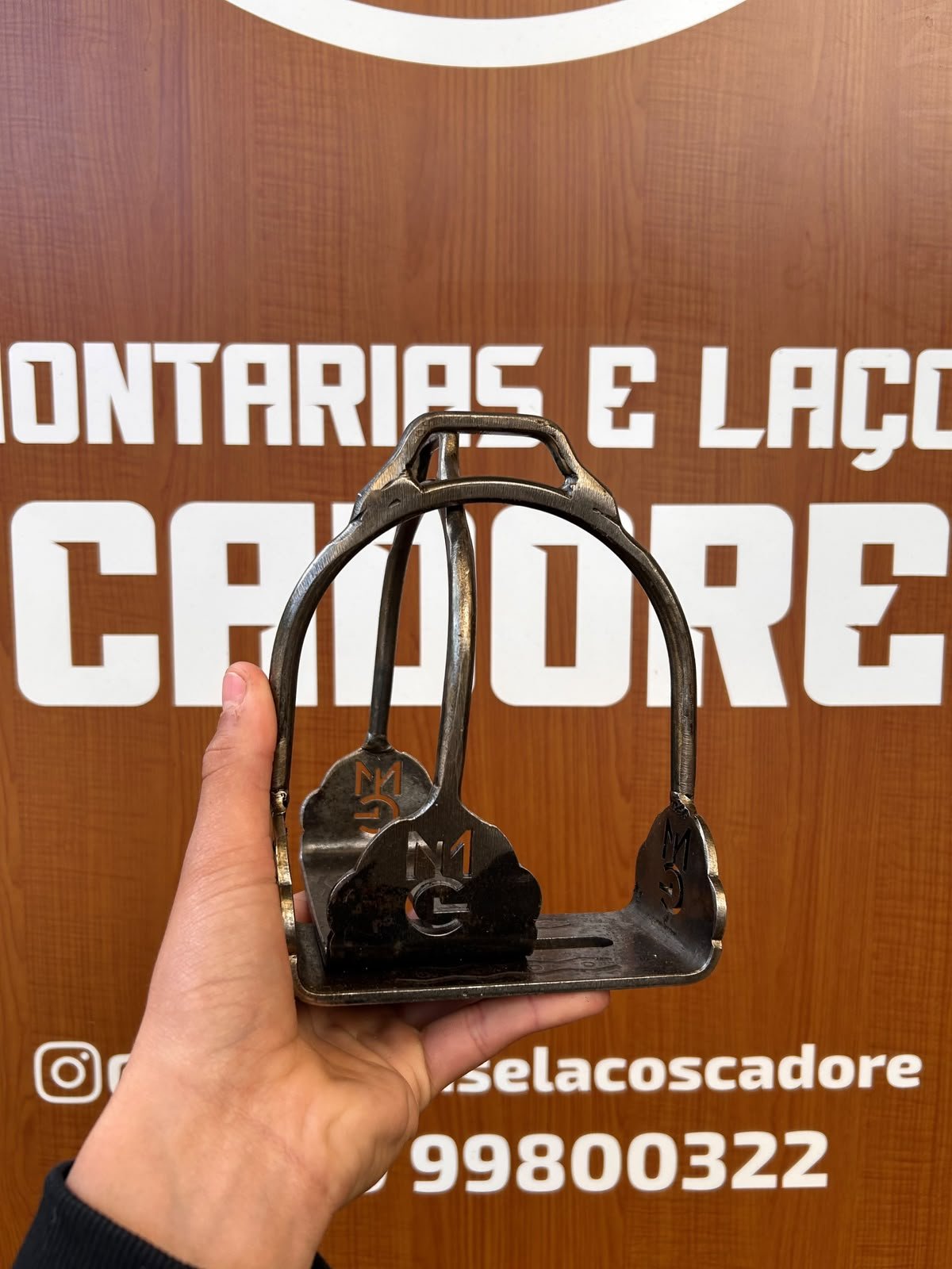 Estribo de ferro  Base Larga liso com a logo da nossa Loja