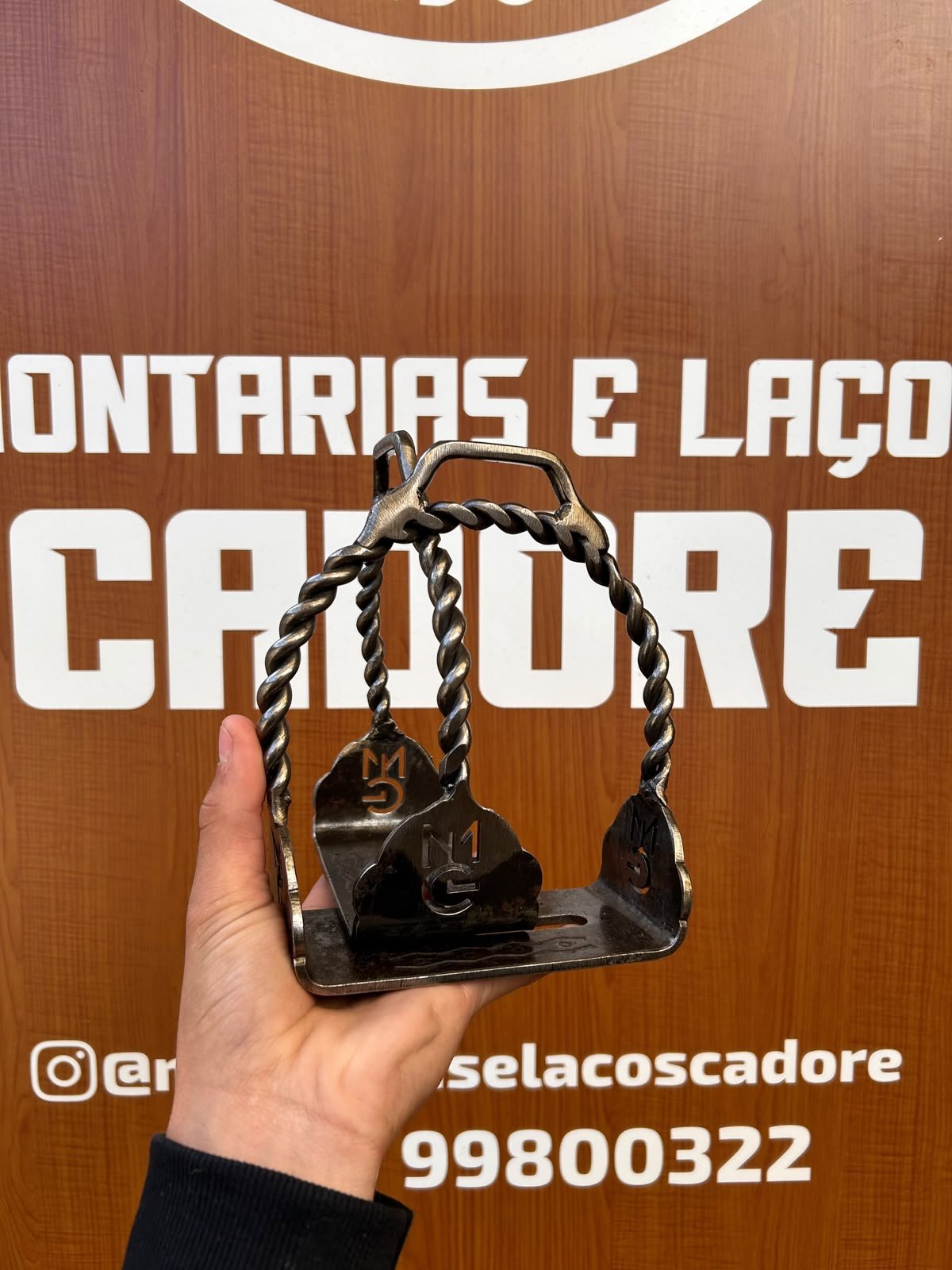 Estribo de ferro  Base Larga torcido