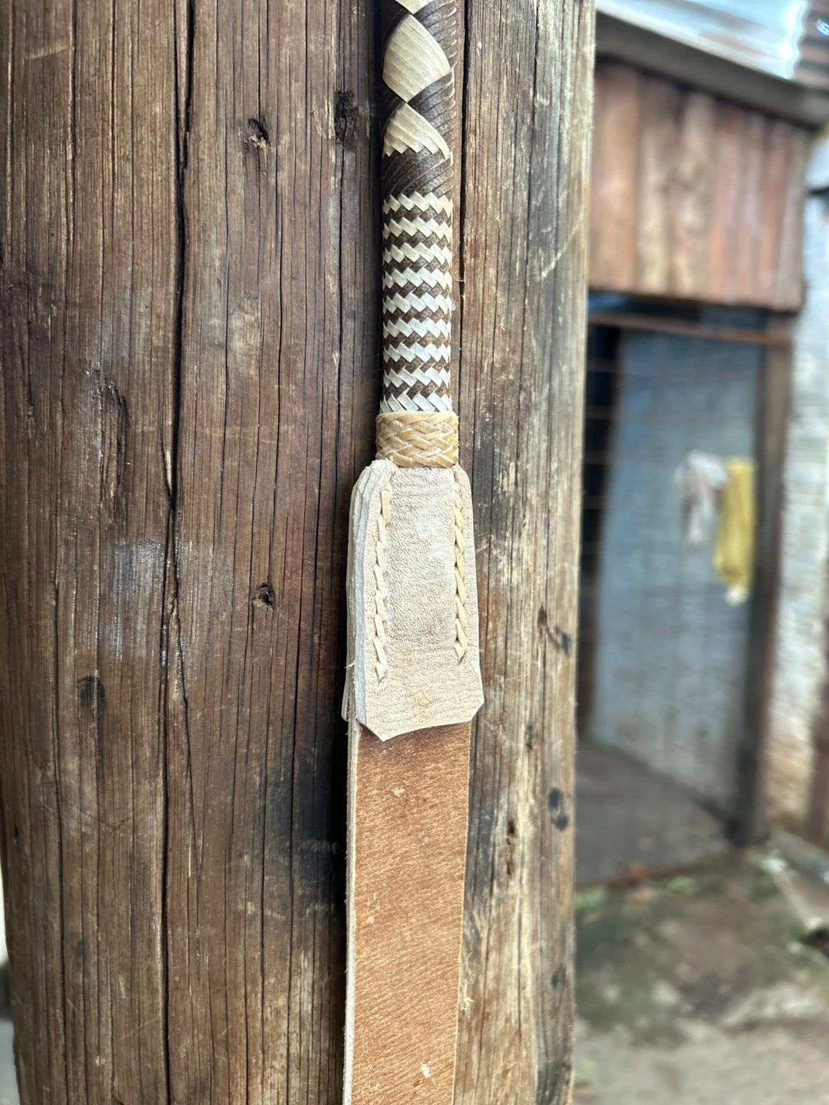 Detalhe da emenda do cabo trançado com a pala de couro cru costurada