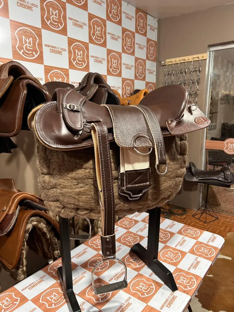 Kit Econômico Marrom Escuro para cavalo, com sela, loro e estribo