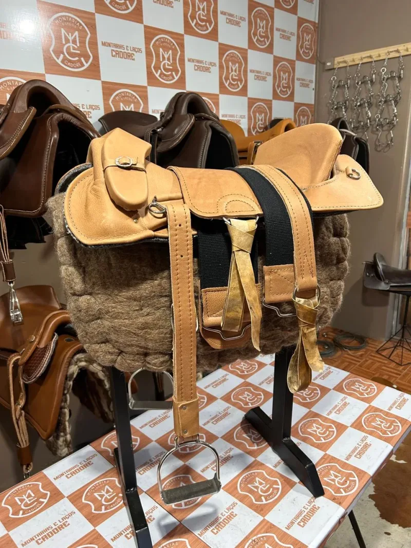 Kit Econômico Couro Natural para cavalo, com sela, loro e estribo