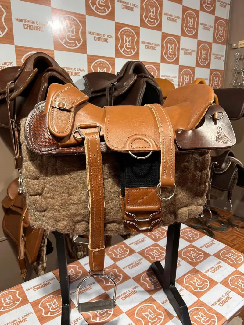 Kit Econômico Caramelo com Detalhe Nossa Senhora Aparecida para cavalo, com sela, loro e estribo