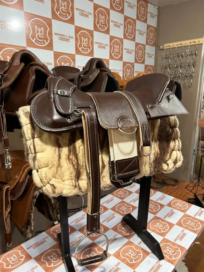 Kit Econômico Marrom Escuro Assento Quadrado para cavalo, com sela, loro e estribo