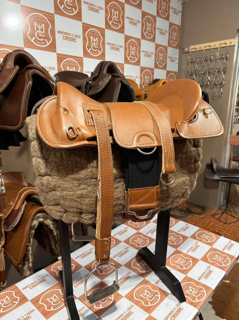 Kit Econômico Caramelo com Detalhe Laço Comprido para cavalo, com sela, loro e estribo