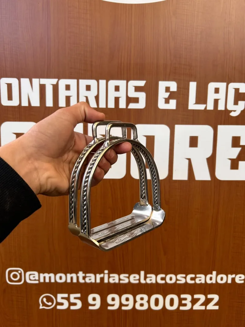 Estribo de inox de base larga, com arco torcido