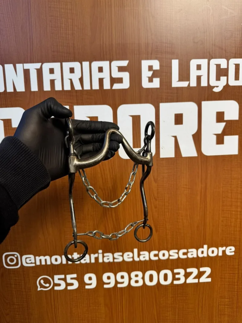 Freio duro com barbela de corrente e argolas, seguro com luva preta