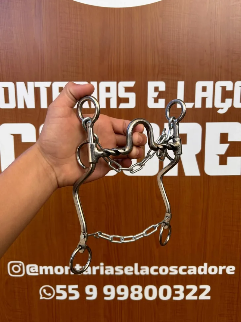 Freio torcido seguro na mão, com a barbela de corrente solta