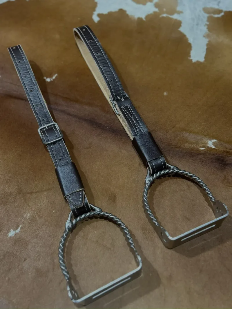 Os dois loros lado a lado, com os estribos de arco torcido e de arco quadrado