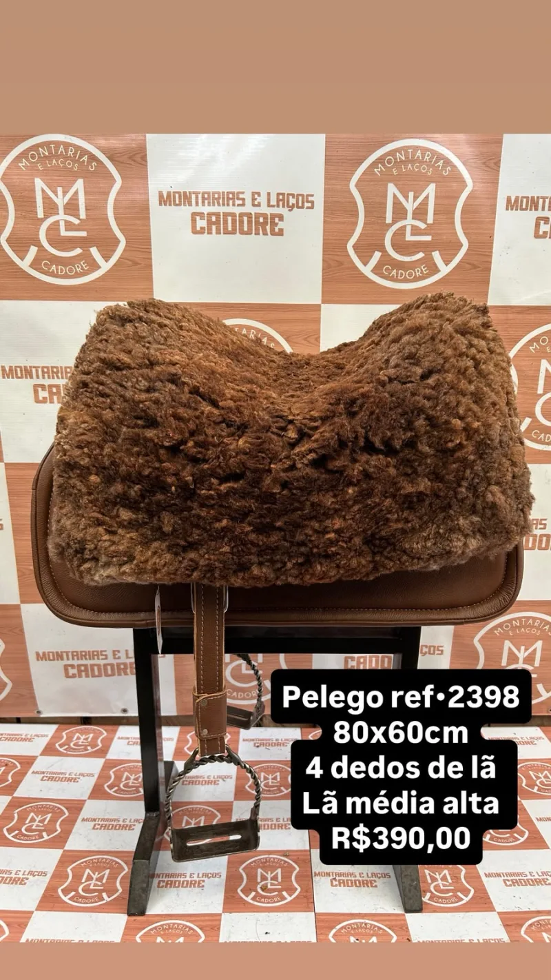 Pelego de lã sobre uma sela no cavalete, com a referência 2398, a medida e o preço escritos na foto