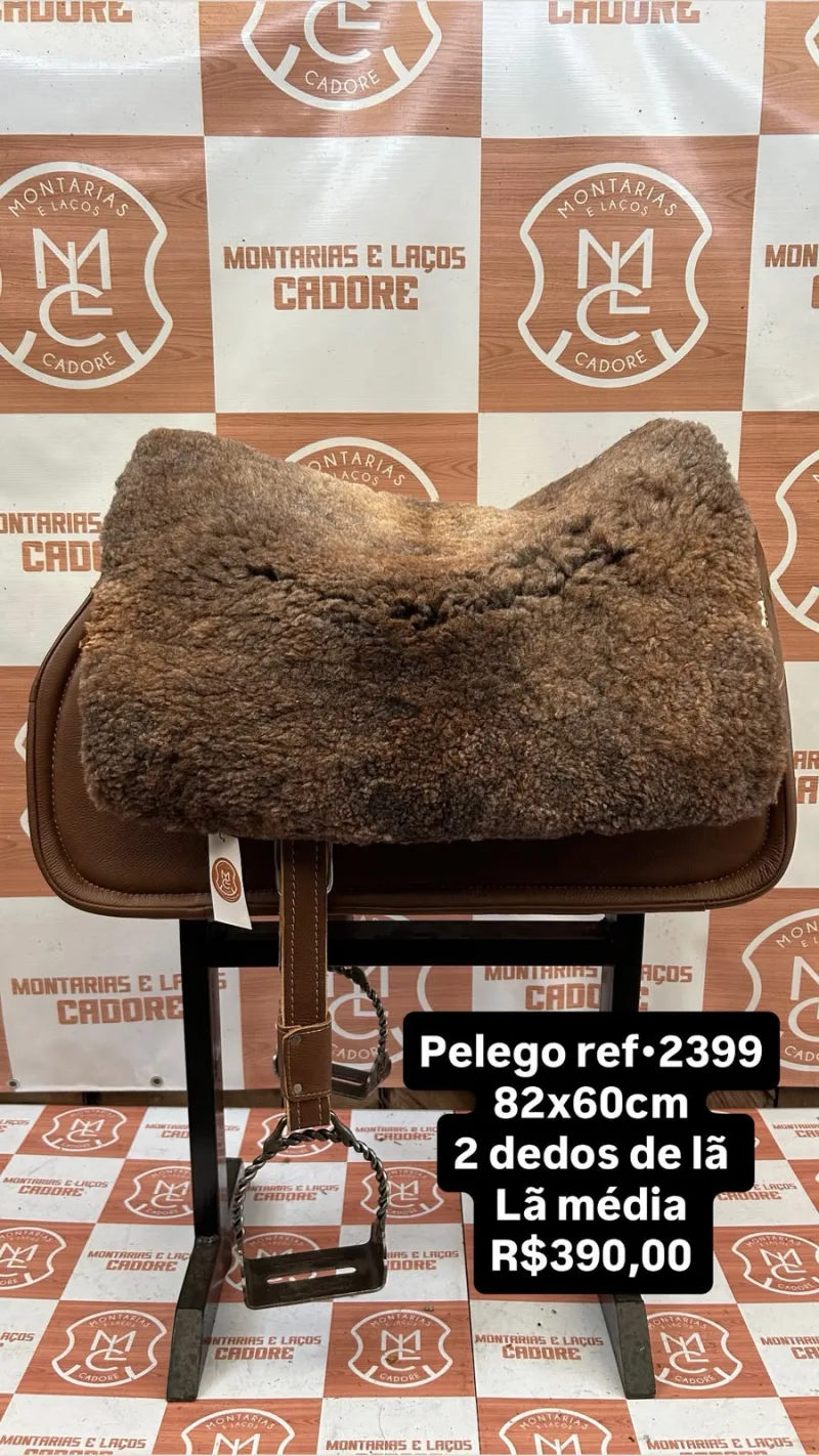 Pelego de lã sobre uma sela no cavalete, com a referência 2399, a medida e o preço escritos na foto