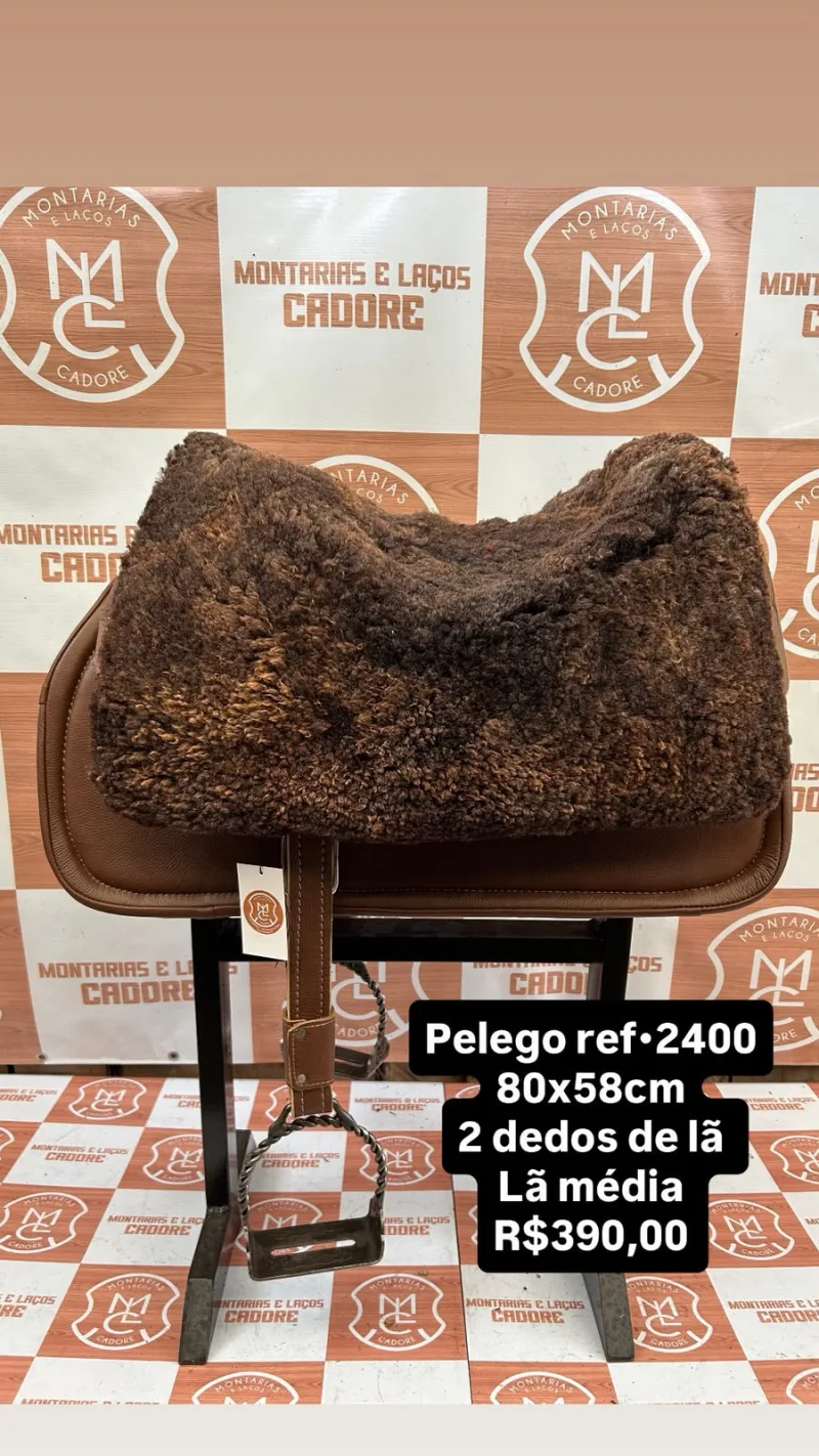 Pelego de lã sobre uma sela no cavalete, com a referência 2400, a medida e o preço escritos na foto