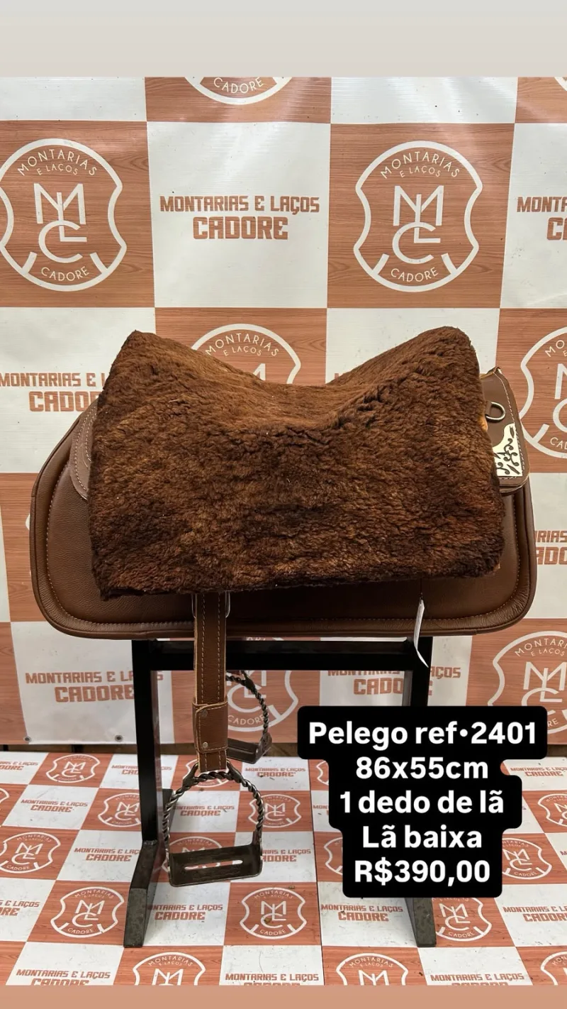 Pelego de lã sobre uma sela no cavalete, com a referência 2401, a medida e o preço escritos na foto