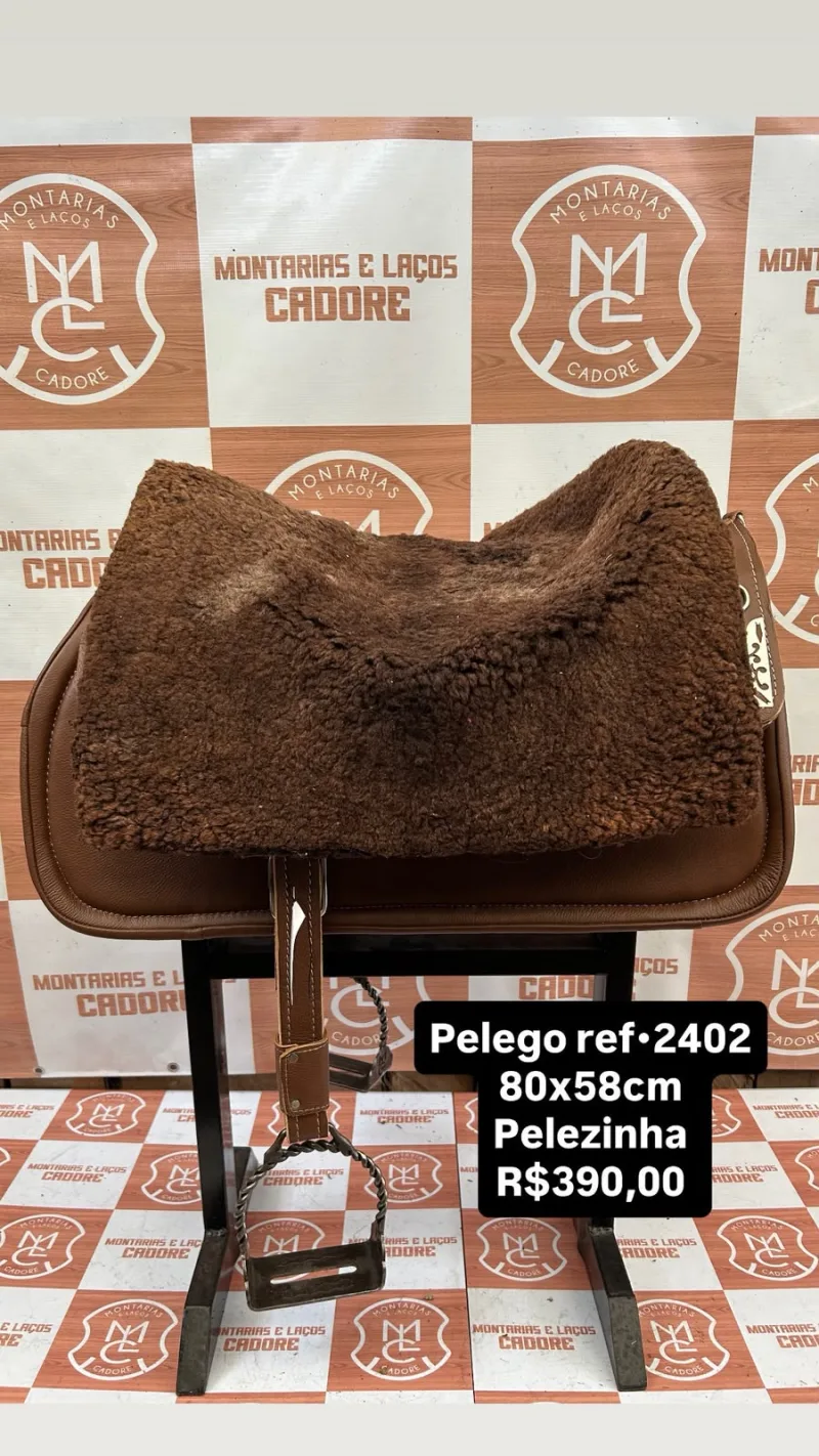 Pelego de lã sobre uma sela no cavalete, com a referência 2402, a medida e o preço escritos na foto