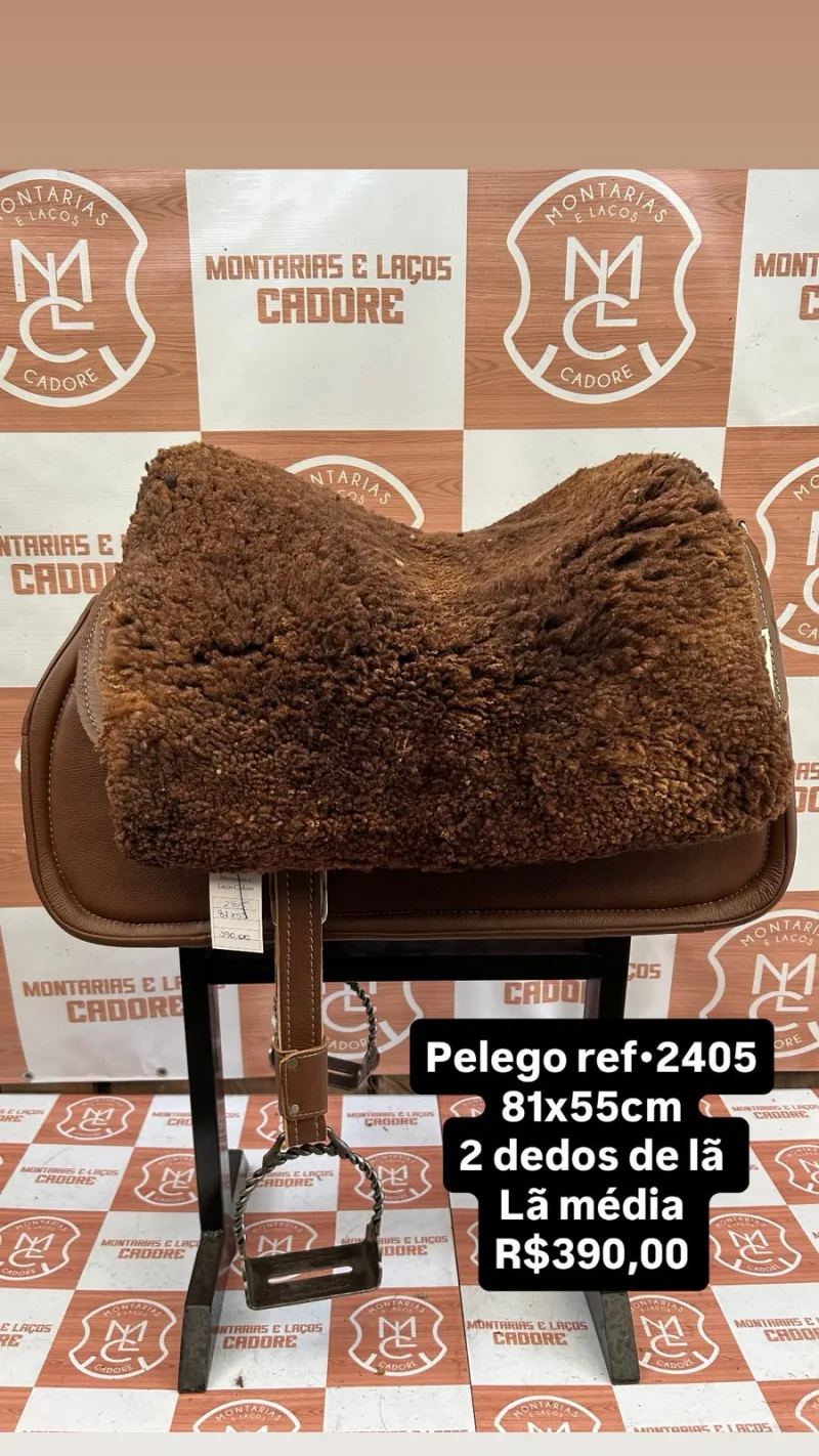 Pelego de lã sobre uma sela no cavalete, com a referência 2405, a medida e o preço escritos na foto