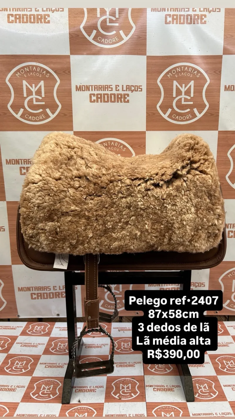 Pelego de lã sobre uma sela no cavalete, com a referência 2407, a medida e o preço escritos na foto