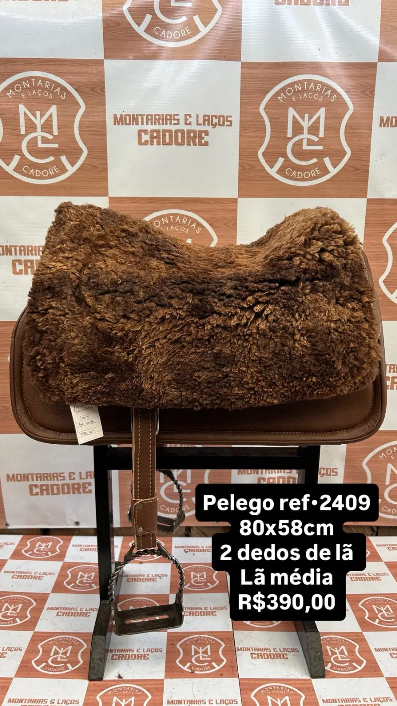 Pelego de lã sobre uma sela no cavalete, com a referência 2409, a medida e o preço escritos na foto