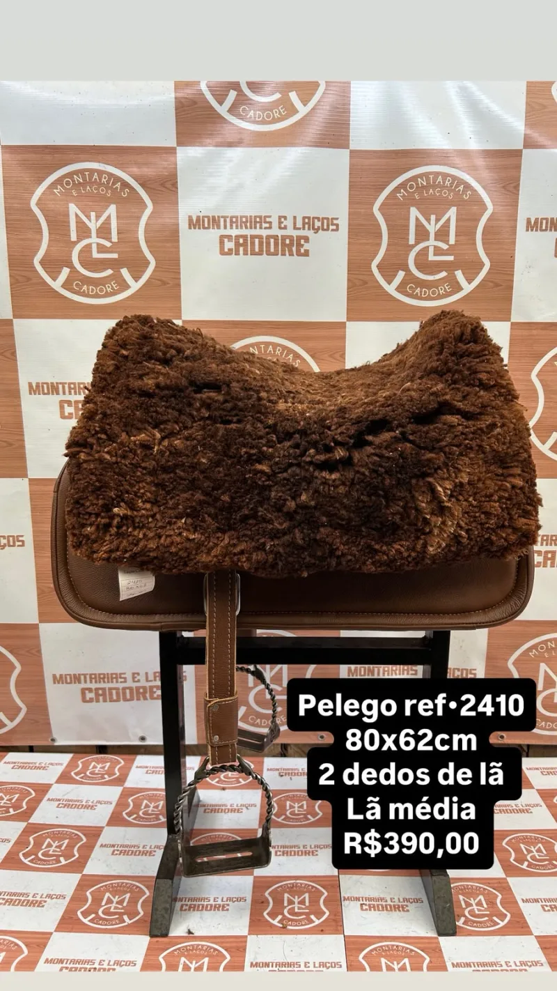 Pelego de lã sobre uma sela no cavalete, com a referência 2410, a medida e o preço escritos na foto