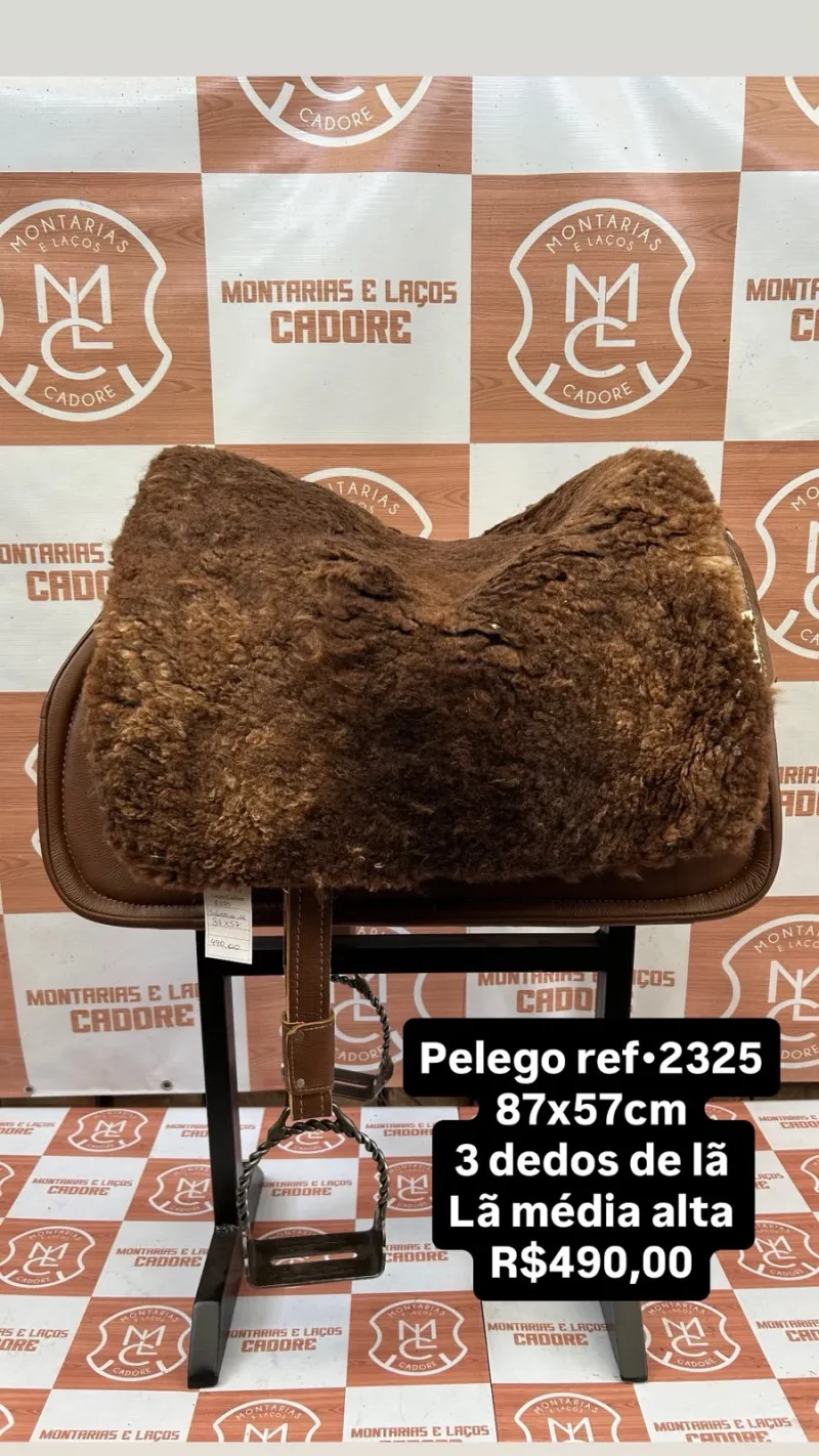 Pelego de lã sobre uma sela no cavalete, com a referência 2325, a medida e o preço escritos na foto