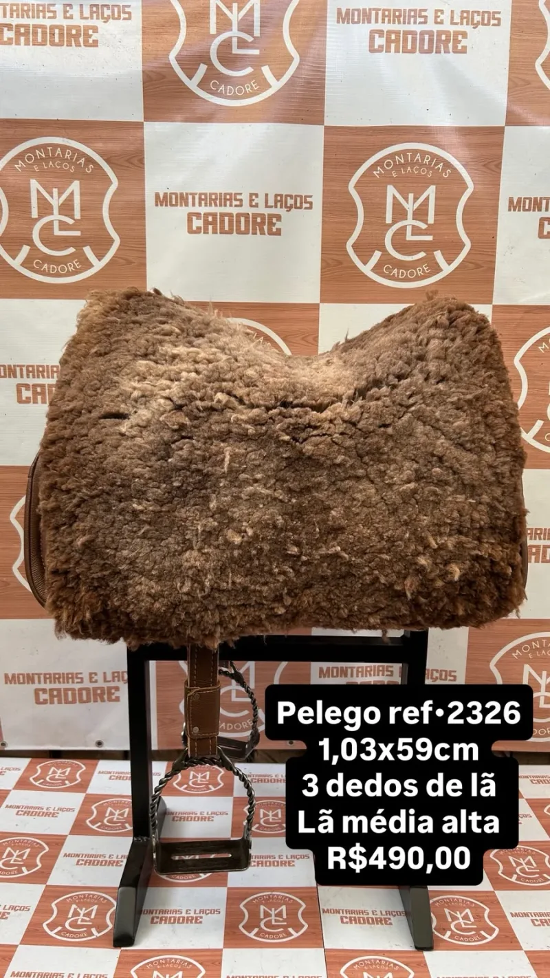Pelego de lã sobre uma sela no cavalete, com a referência 2326, a medida e o preço escritos na foto
