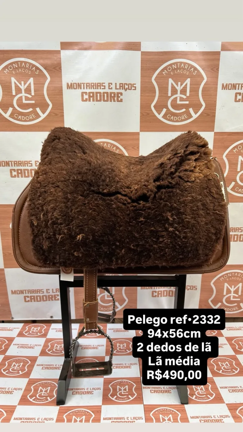 Pelego de lã sobre uma sela no cavalete, com a referência 2332, a medida e o preço escritos na foto