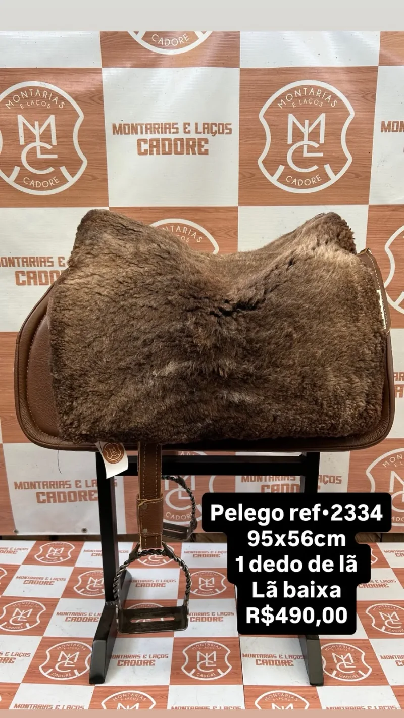 Pelego de lã sobre uma sela no cavalete, com a referência 2334, a medida e o preço escritos na foto