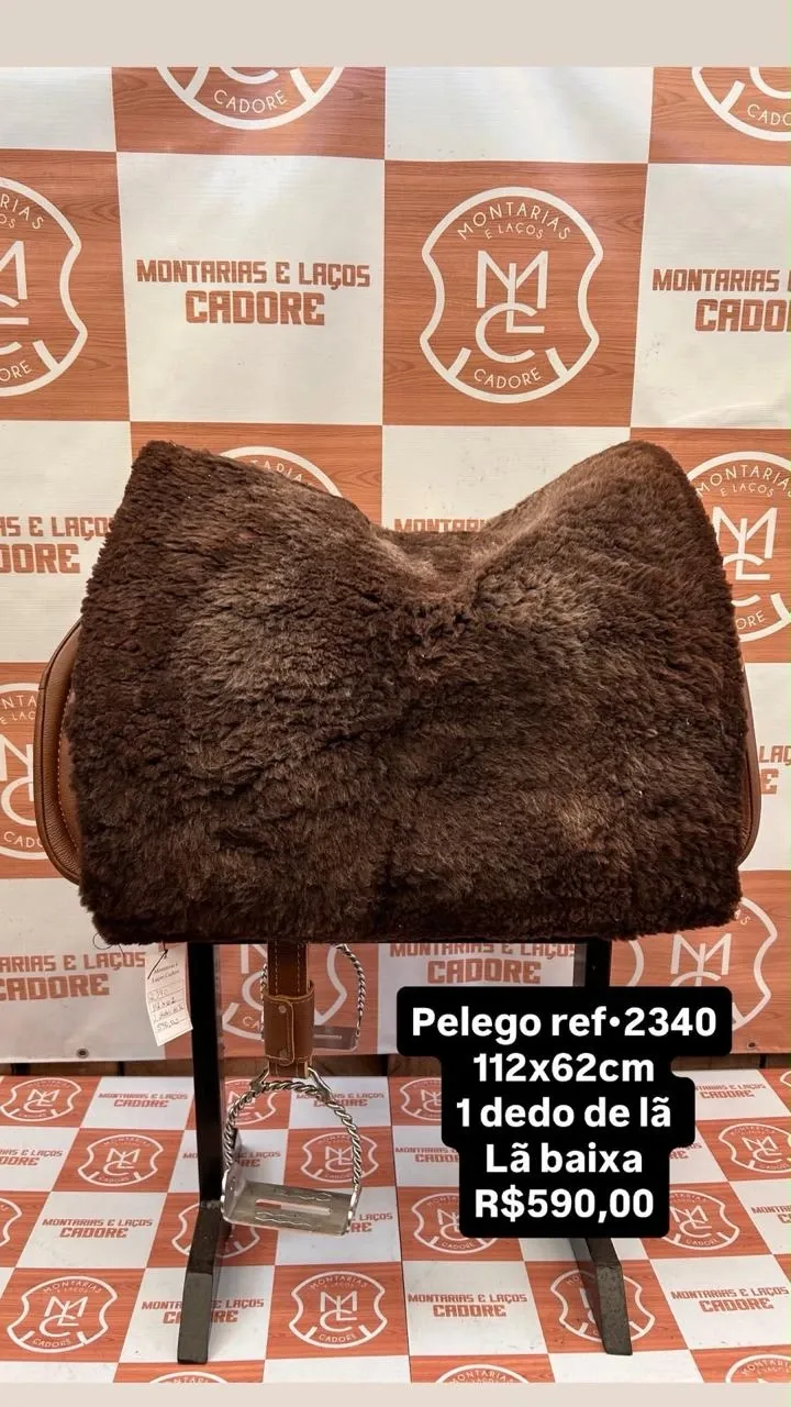 Pelego de lã sobre uma sela no cavalete, com a referência 2340, a medida e o preço escritos na foto
