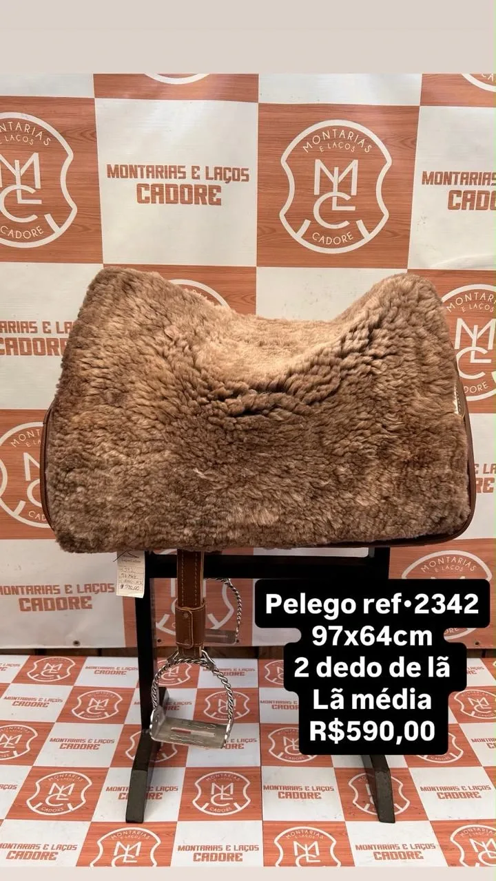 Pelego de lã sobre uma sela no cavalete, com a referência 2342, a medida e o preço escritos na foto