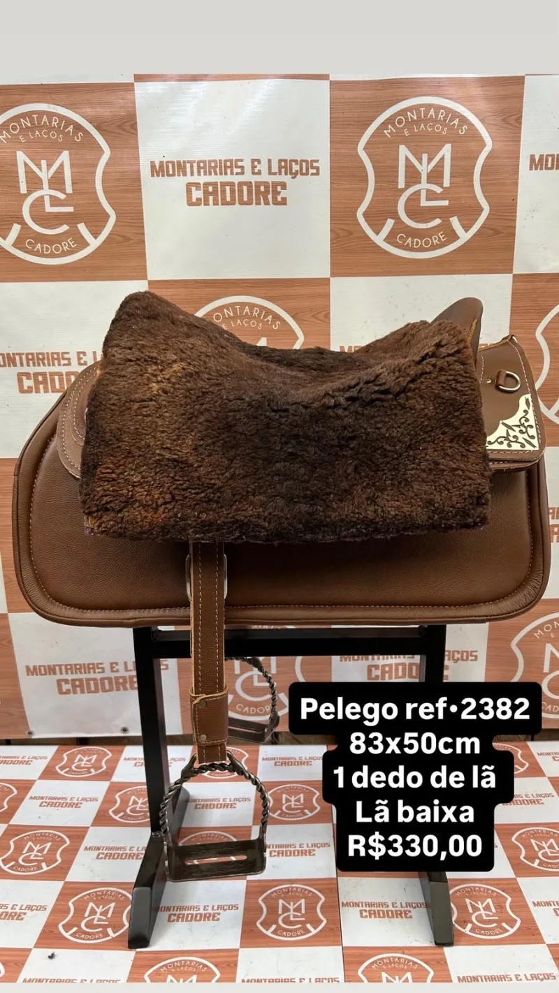 Pelego de lã sobre uma sela no cavalete, com a referência 2382, a medida e o preço escritos na foto