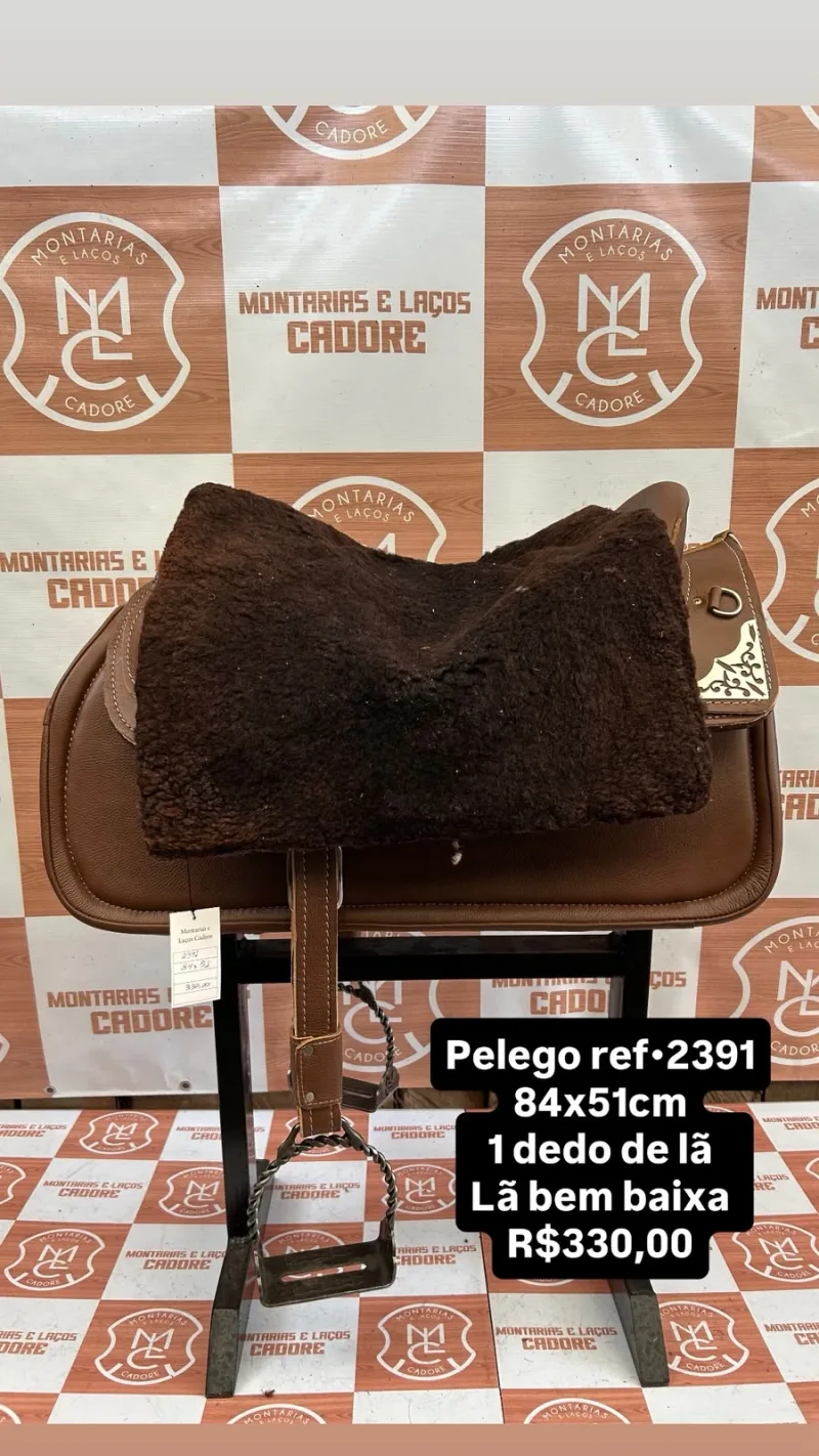 Pelego de lã sobre uma sela no cavalete, com a referência 2391, a medida e o preço escritos na foto