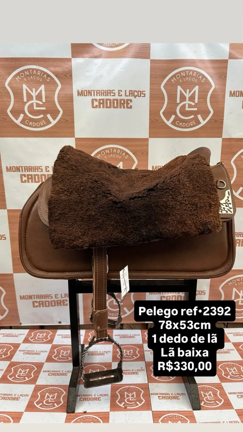 Pelego de lã sobre uma sela no cavalete, com a referência 2392, a medida e o preço escritos na foto