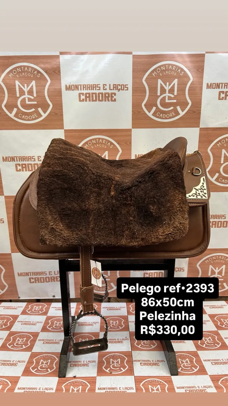 Pelego de lã sobre uma sela no cavalete, com a referência 2393, a medida e o preço escritos na foto