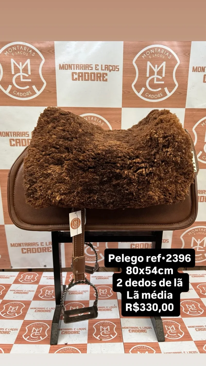 Pelego de lã sobre uma sela no cavalete, com a referência 2396, a medida e o preço escritos na foto