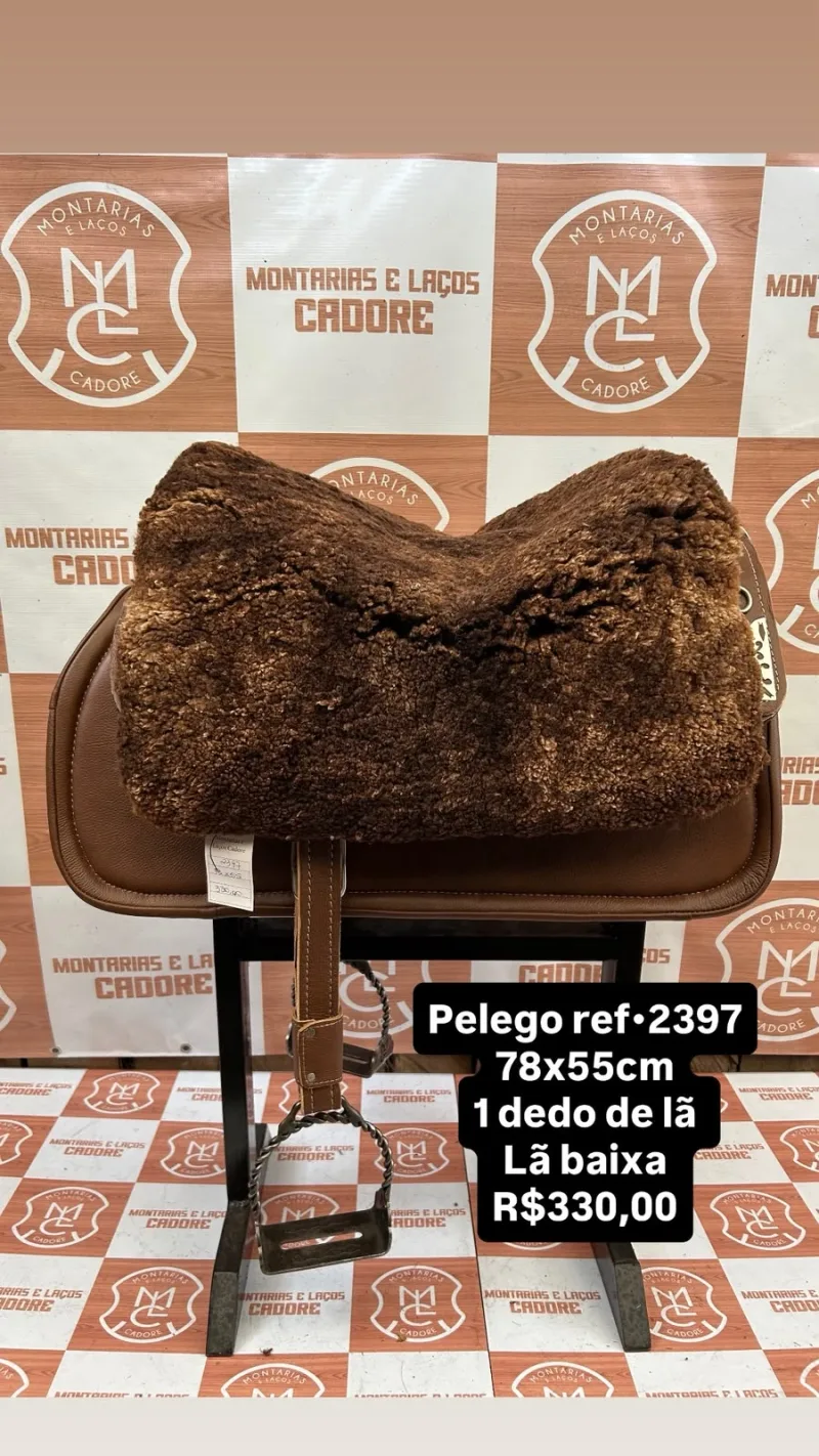 Pelego de lã sobre uma sela no cavalete, com a referência 2397, a medida e o preço escritos na foto