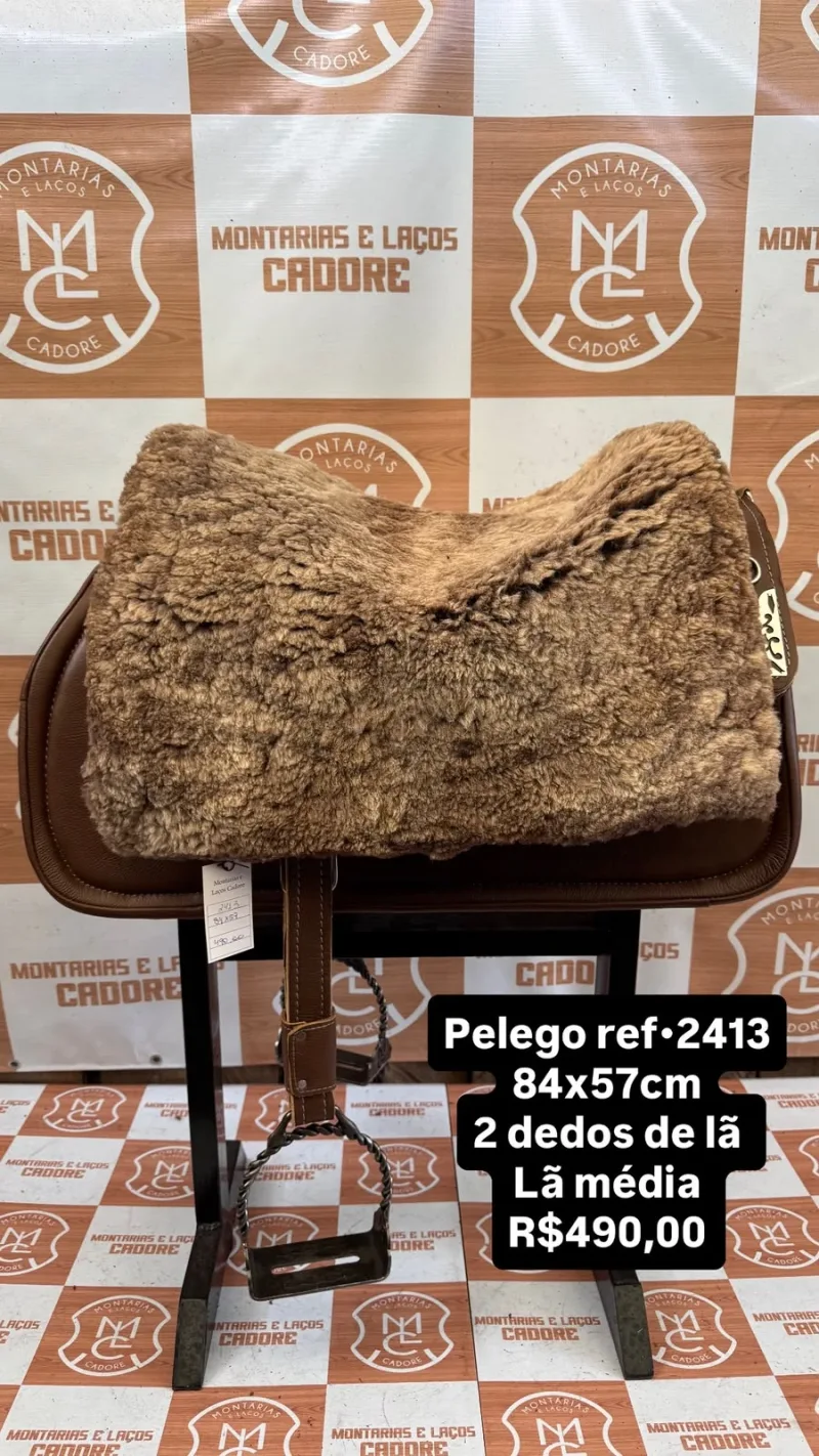 Pelego de lã sobre uma sela no cavalete, com a referência 2413, a medida e o preço escritos na foto