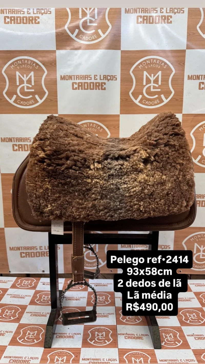 Pelego de lã sobre uma sela no cavalete, com a referência 2414, a medida e o preço escritos na foto