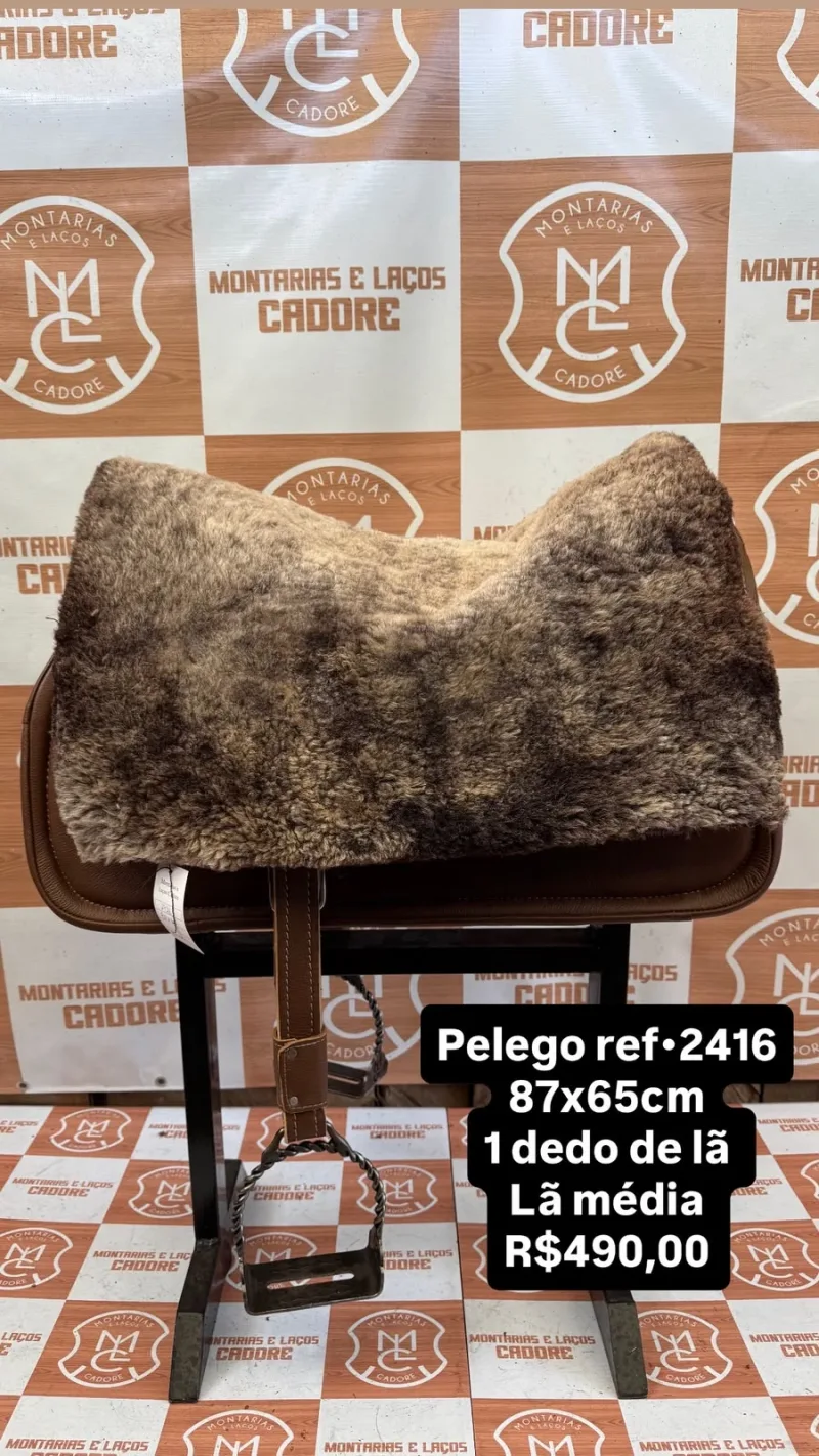 Pelego de lã sobre uma sela no cavalete, com a referência 2416, a medida e o preço escritos na foto