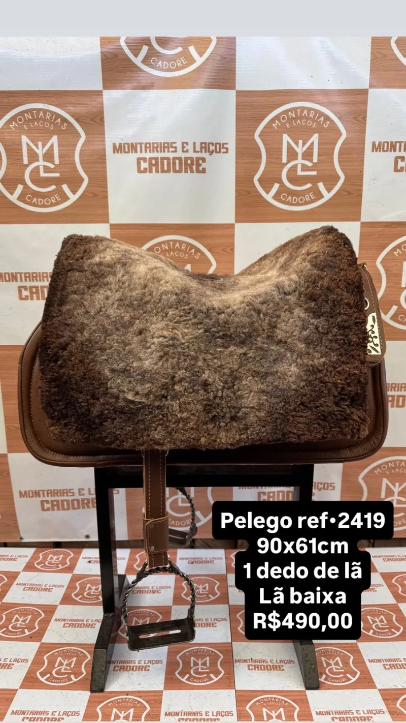 Pelego de lã sobre uma sela no cavalete, com a referência 2419, a medida e o preço escritos na foto