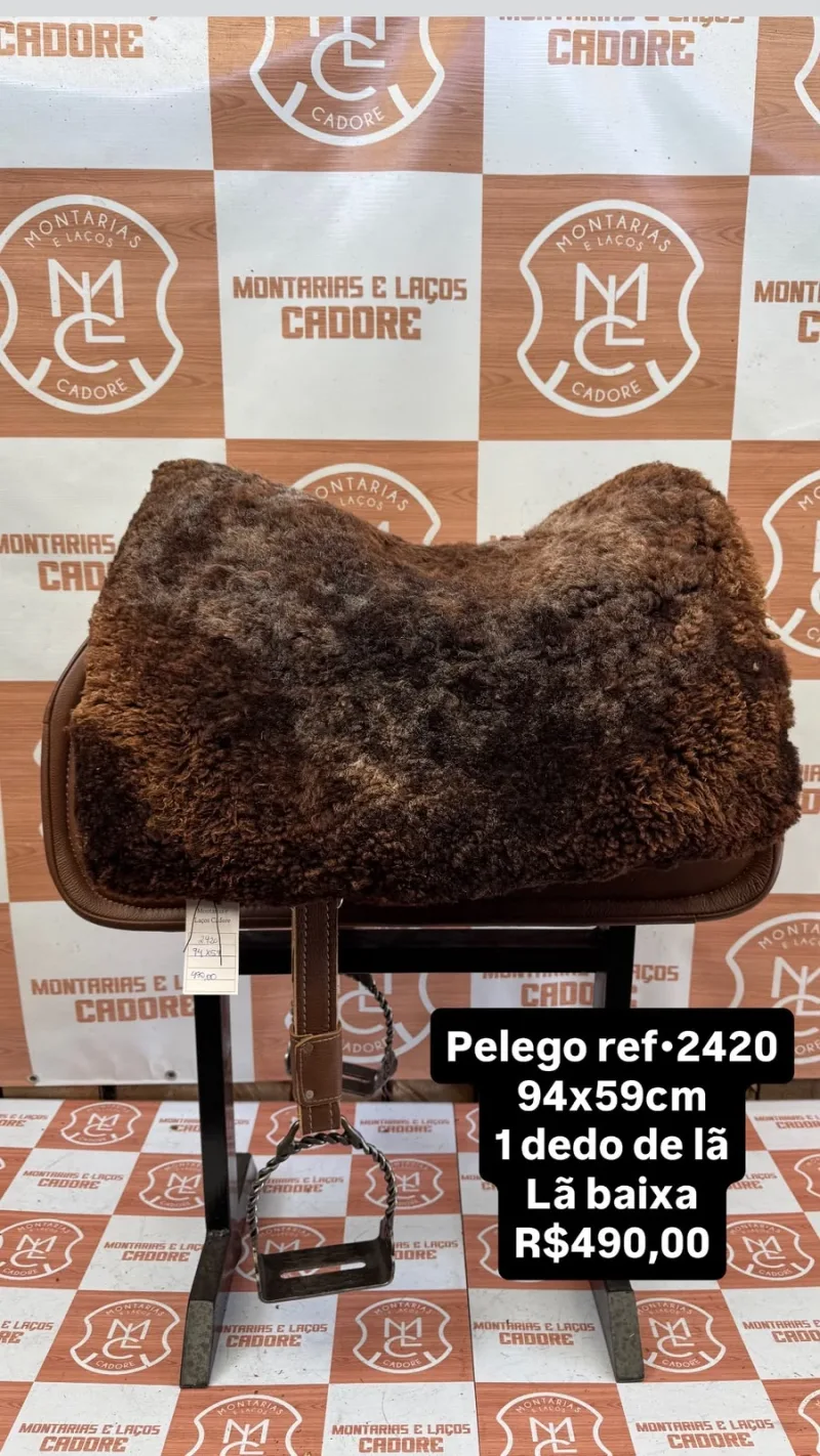 Pelego de lã sobre uma sela no cavalete, com a referência 2420, a medida e o preço escritos na foto