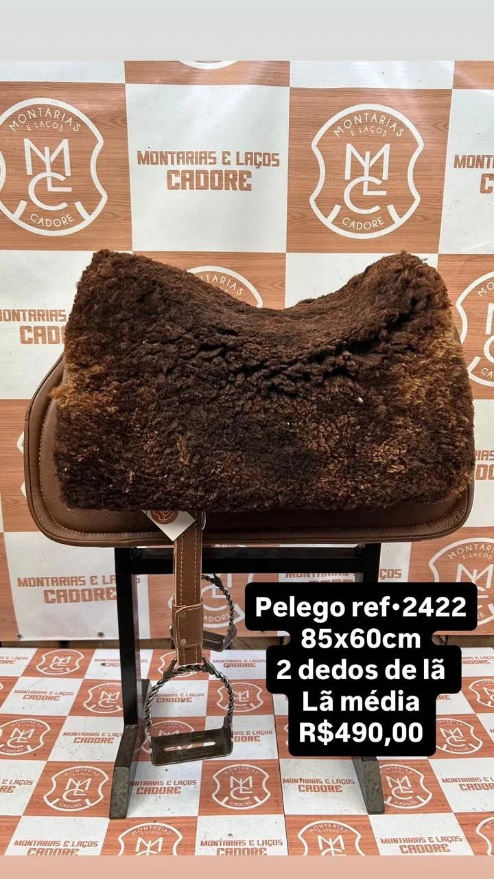 Pelego de lã sobre uma sela no cavalete, com a referência 2422, a medida e o preço escritos na foto