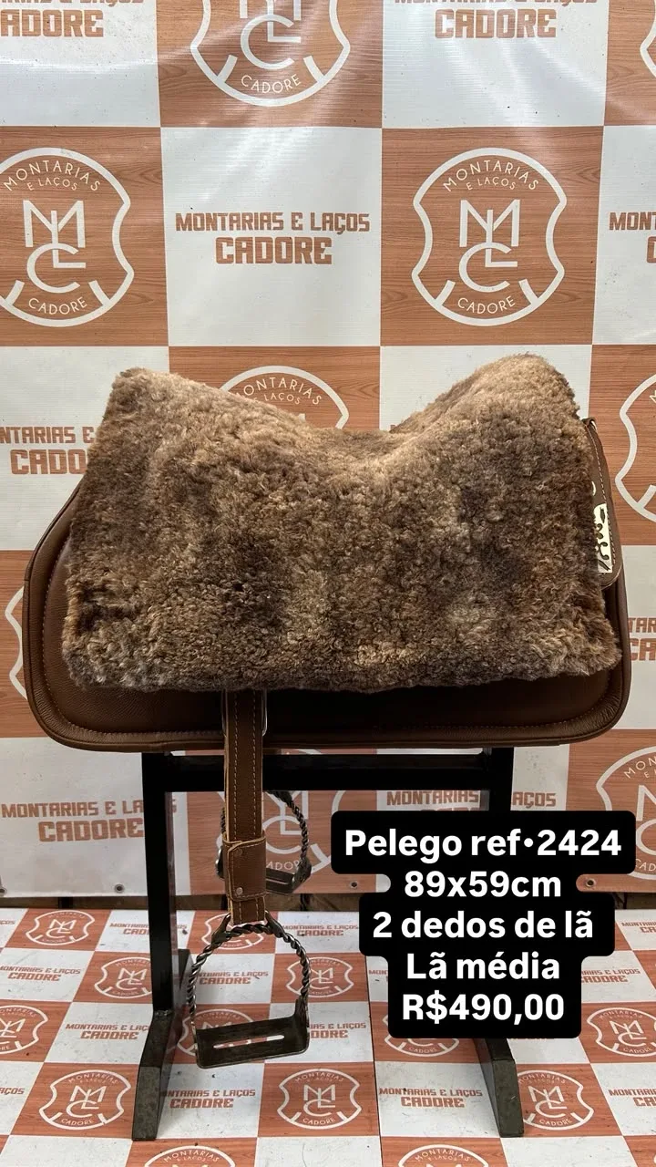 Pelego de lã sobre uma sela no cavalete, com a referência 2424, a medida e o preço escritos na foto