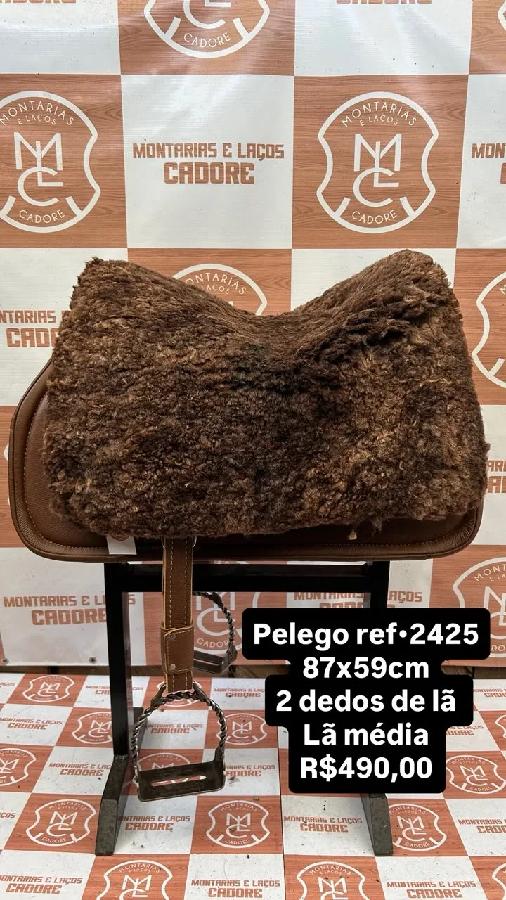 Pelego de lã sobre uma sela no cavalete, com a referência 2425, a medida e o preço escritos na foto