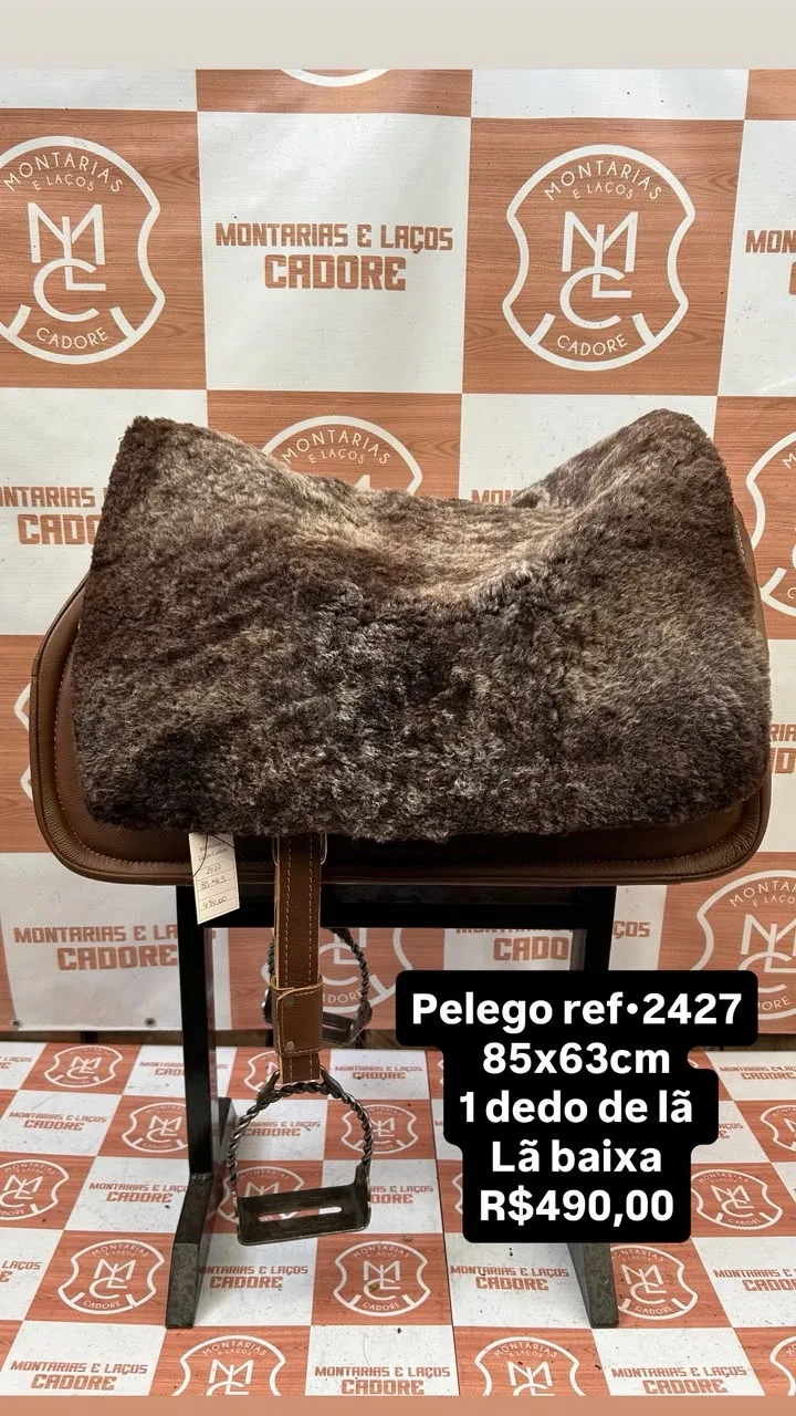 Pelego de lã sobre uma sela no cavalete, com a referência 2427, a medida e o preço escritos na foto