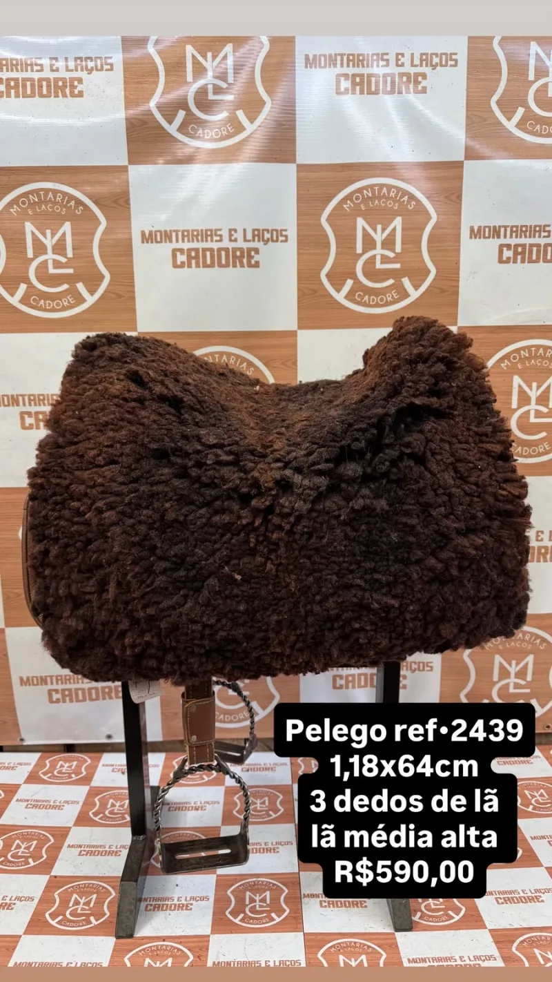 Pelego de lã sobre uma sela no cavalete, com a referência 2439, a medida e o preço escritos na foto