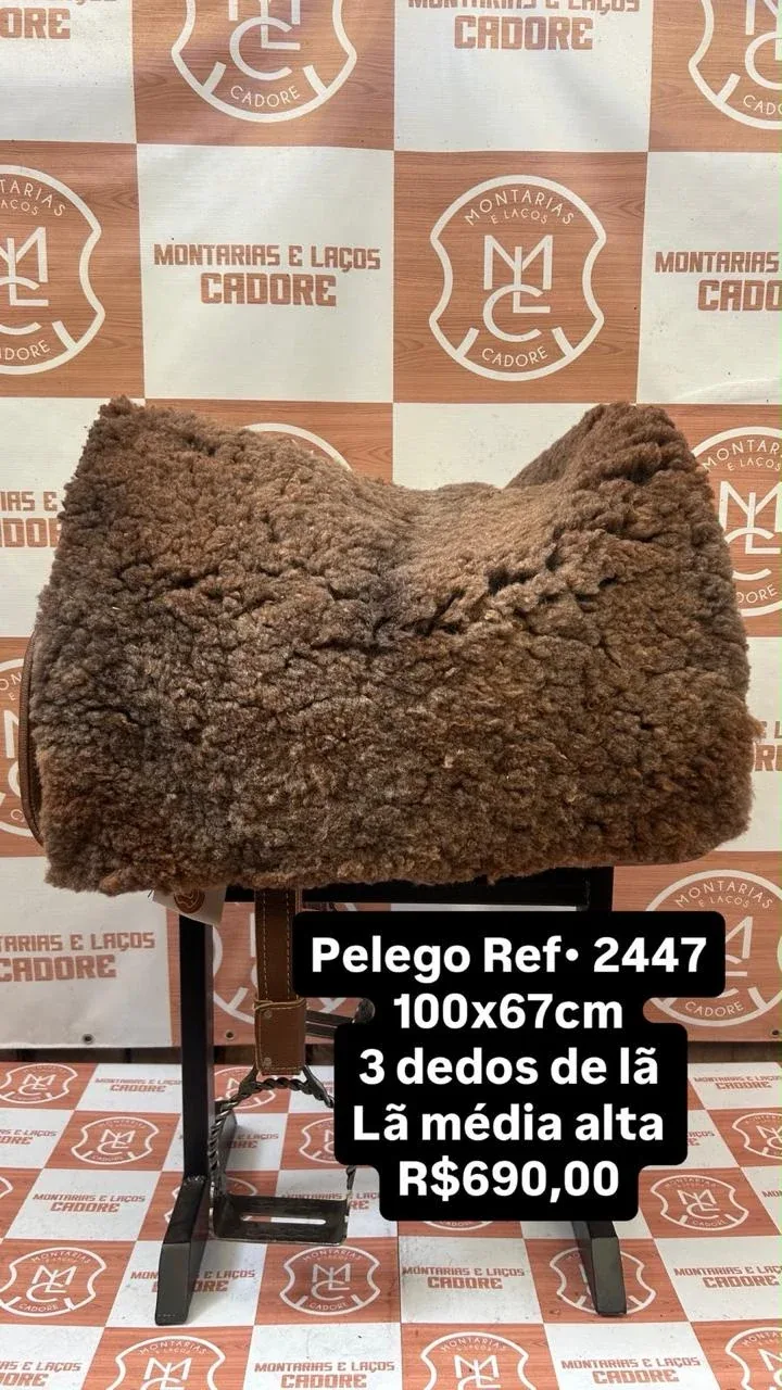 Pelego de lã sobre uma sela no cavalete, com a referência 2447, a medida e o preço escritos na foto